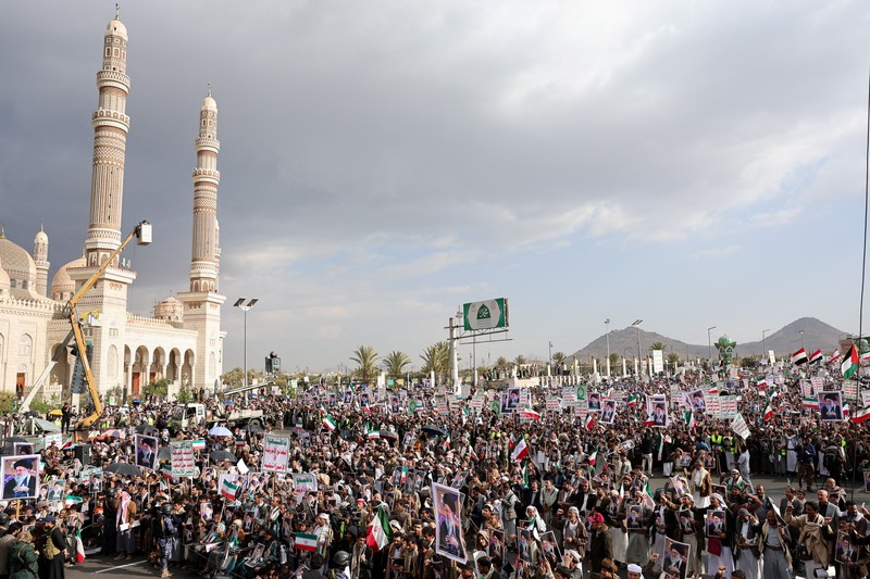 Ribuan orang membawa poster bergambar mendiang Pemimpin Tertinggi Iran, Ayatollah Ali Khamenei, saat menggelar aksi unjuk rasa menentang serangan Israel dan Amerika Serikat terhadap Iran di Sanaa, Yaman, Minggu (1/3/2026). Aksi tersebut berlangsung di tengah meningkatnya ketegangan kawasan menyusul kabar pembunuhan pemimpin tertinggi Iran itu. (REUTERS/Khaled Abdullah)