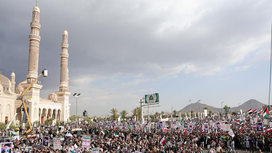 Ribuan orang membawa poster bergambar mendiang Pemimpin Tertinggi Iran, Ayatollah Ali Khamenei, saat menggelar aksi unjuk rasa menentang serangan Israel dan Amerika Serikat terhadap Iran di Sanaa, Yaman, Minggu (1/3/2026). Aksi tersebut berlangsung di tengah meningkatnya ketegangan kawasan menyusul kabar pembunuhan pemimpin tertinggi Iran itu. (REUTERS/Khaled Abdullah)