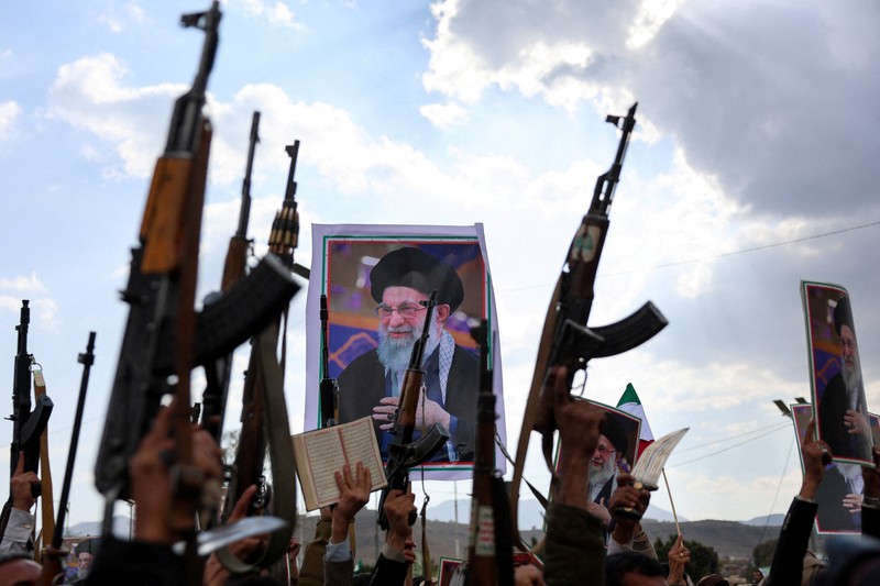 Ribuan orang membawa poster bergambar mendiang Pemimpin Tertinggi Iran, Ayatollah Ali Khamenei, saat menggelar aksi unjuk rasa menentang serangan Israel dan Amerika Serikat terhadap Iran di Sanaa, Yaman, Minggu (1/3/2026). Aksi tersebut berlangsung di tengah meningkatnya ketegangan kawasan menyusul kabar pembunuhan pemimpin tertinggi Iran itu. (REUTERS/Khaled Abdullah)