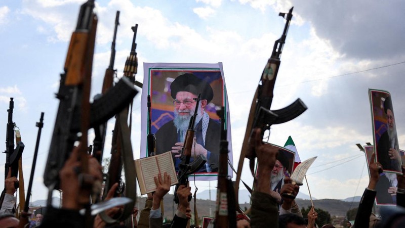 Ribuan orang membawa poster bergambar mendiang Pemimpin Tertinggi Iran, Ayatollah Ali Khamenei, saat menggelar aksi unjuk rasa menentang serangan Israel dan Amerika Serikat terhadap Iran di Sanaa, Yaman, Minggu (1/3/2026). Aksi tersebut berlangsung di tengah meningkatnya ketegangan kawasan menyusul kabar pembunuhan pemimpin tertinggi Iran itu. (REUTERS/Khaled Abdullah)