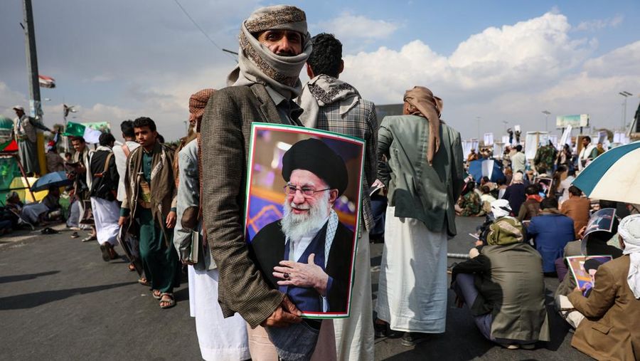 Ribuan orang membawa poster bergambar mendiang Pemimpin Tertinggi Iran, Ayatollah Ali Khamenei, saat menggelar aksi unjuk rasa menentang serangan Israel dan Amerika Serikat terhadap Iran di Sanaa, Yaman, Minggu (1/3/2026). Aksi tersebut berlangsung di tengah meningkatnya ketegangan kawasan menyusul kabar pembunuhan pemimpin tertinggi Iran itu. (REUTERS/Khaled Abdullah)