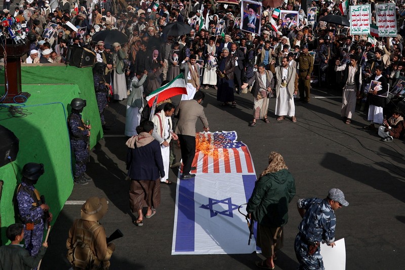 Ribuan orang membawa poster bergambar mendiang Pemimpin Tertinggi Iran, Ayatollah Ali Khamenei, saat menggelar aksi unjuk rasa menentang serangan Israel dan Amerika Serikat terhadap Iran di Sanaa, Yaman, Minggu (1/3/2026). Aksi tersebut berlangsung di tengah meningkatnya ketegangan kawasan menyusul kabar pembunuhan pemimpin tertinggi Iran itu. (REUTERS/Khaled Abdullah)