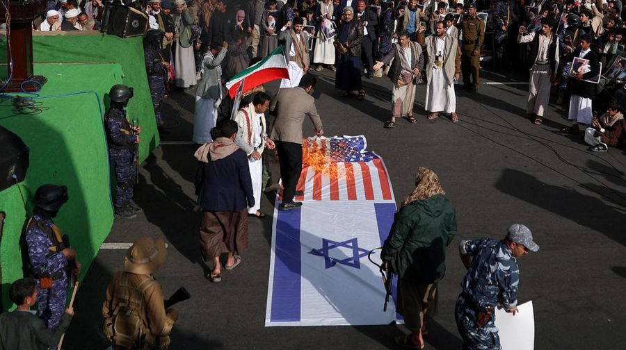 Ribuan orang membawa poster bergambar mendiang Pemimpin Tertinggi Iran, Ayatollah Ali Khamenei, saat menggelar aksi unjuk rasa menentang serangan Israel dan Amerika Serikat terhadap Iran di Sanaa, Yaman, Minggu (1/3/2026). Aksi tersebut berlangsung di tengah meningkatnya ketegangan kawasan menyusul kabar pembunuhan pemimpin tertinggi Iran itu. (REUTERS/Khaled Abdullah)