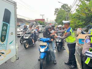 Polres Wonogiri Bagikan Ratusan Takjil Sambil Beri Edukasi Lalin