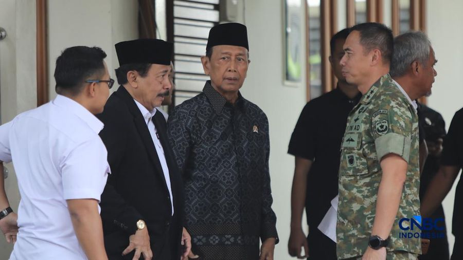 Sejumlah tokoh dan pejabat melayat ke rumah duka Wakil Presiden ke-6 Republik Indonesia Try Sutrisno tiba di rumah duka di kawasan Menteng, Jakarta Pusat, Senin (2/3/2026). (CNBC Indonesia/Faisal Rahman)