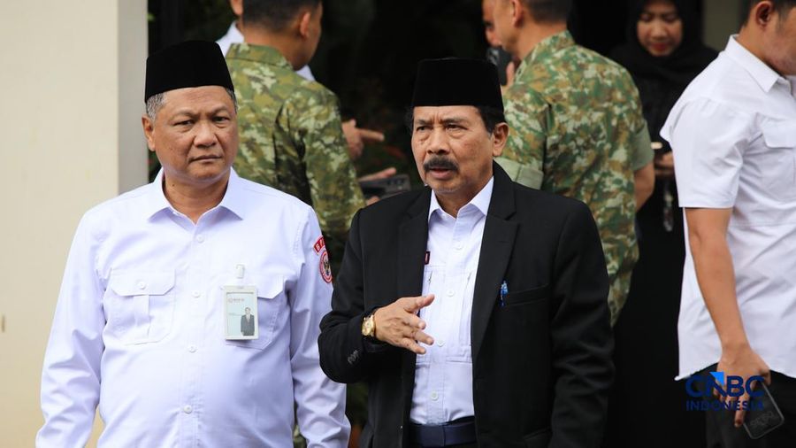 Sejumlah tokoh dan pejabat melayat ke rumah duka Wakil Presiden ke-6 Republik Indonesia Try Sutrisno tiba di rumah duka di kawasan Menteng, Jakarta Pusat, Senin (2/3/2026). (CNBC Indonesia/Faisal Rahman)