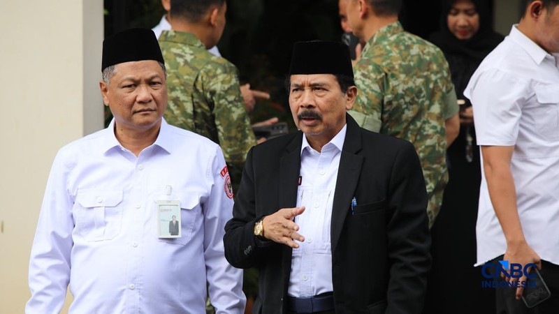 Sejumlah tokoh dan pejabat melayat ke rumah duka Wakil Presiden ke-6 Republik Indonesia Try Sutrisno tiba di rumah duka di kawasan Menteng, Jakarta Pusat, Senin (2/3/2026). (CNBC Indonesia/Faisal Rahman)