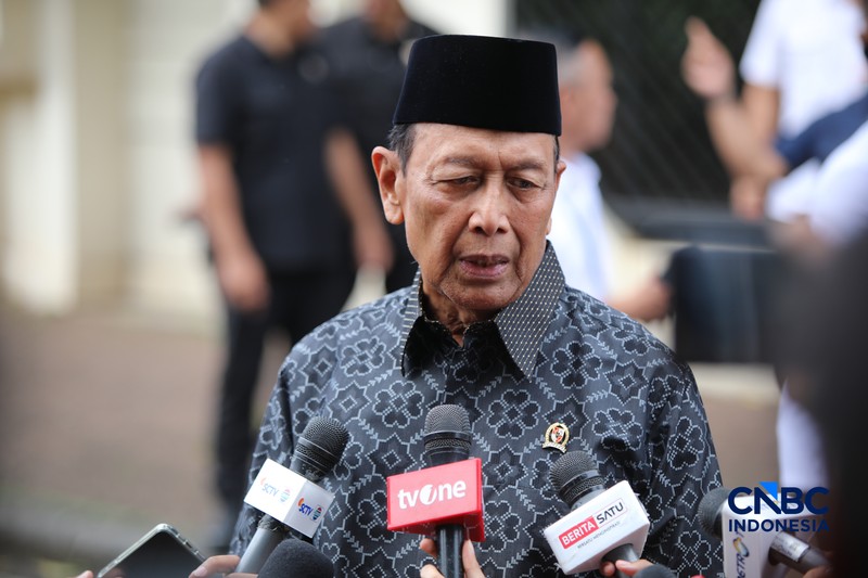 Sejumlah tokoh dan pejabat melayat ke rumah duka Wakil Presiden ke-6 Republik Indonesia Try Sutrisno tiba di rumah duka di kawasan Menteng, Jakarta Pusat, Senin (2/3/2026). (CNBC Indonesia/Faisal Rahman)