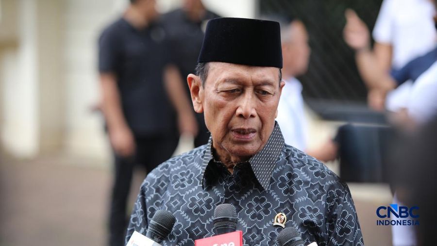 Sejumlah tokoh dan pejabat melayat ke rumah duka Wakil Presiden ke-6 Republik Indonesia Try Sutrisno tiba di rumah duka di kawasan Menteng, Jakarta Pusat, Senin (2/3/2026). (CNBC Indonesia/Faisal Rahman)