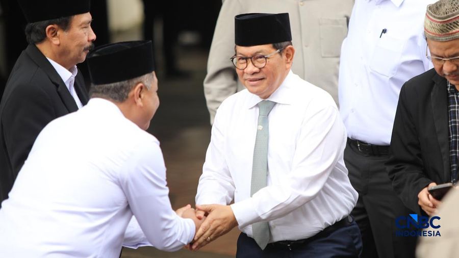 Sejumlah tokoh dan pejabat melayat ke rumah duka Wakil Presiden ke-6 Republik Indonesia Try Sutrisno tiba di rumah duka di kawasan Menteng, Jakarta Pusat, Senin (2/3/2026). (CNBC Indonesia/Faisal Rahman)