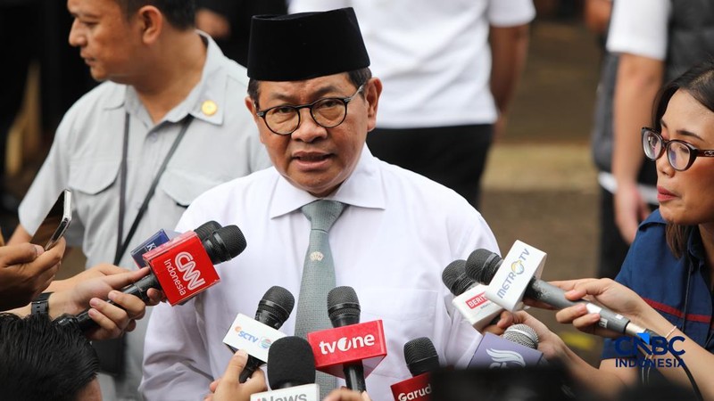 Sejumlah tokoh dan pejabat melayat ke rumah duka Wakil Presiden ke-6 Republik Indonesia Try Sutrisno tiba di rumah duka di kawasan Menteng, Jakarta Pusat, Senin (2/3/2026). (CNBC Indonesia/Faisal Rahman)