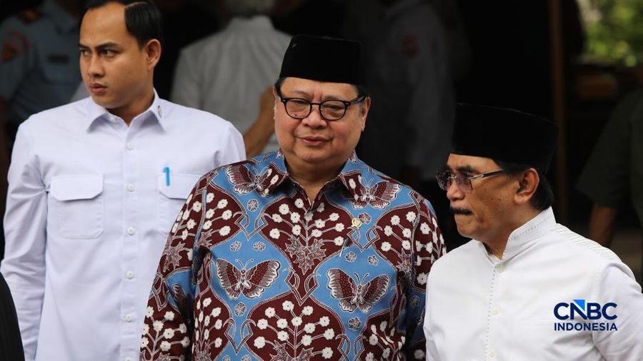 Sejumlah tokoh dan pejabat melayat ke rumah duka Wakil Presiden ke-6 Republik Indonesia Try Sutrisno tiba di rumah duka di kawasan Menteng, Jakarta Pusat, Senin (2/3/2026). (CNBC Indonesia/Faisal Rahman)