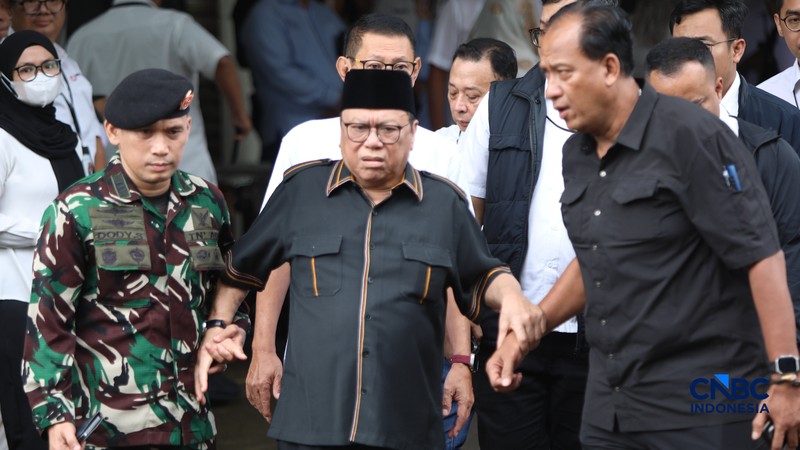 Sejumlah tokoh dan pejabat melayat ke rumah duka Wakil Presiden ke-6 Republik Indonesia Try Sutrisno tiba di rumah duka di kawasan Menteng, Jakarta Pusat, Senin (2/3/2026). (CNBC Indonesia/Faisal Rahman)