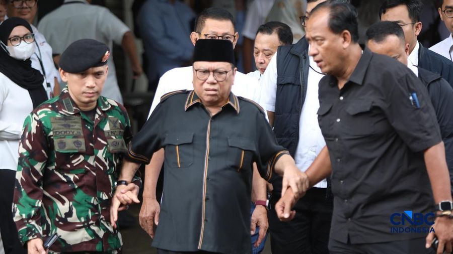 Sejumlah tokoh dan pejabat melayat ke rumah duka Wakil Presiden ke-6 Republik Indonesia Try Sutrisno tiba di rumah duka di kawasan Menteng, Jakarta Pusat, Senin (2/3/2026). (CNBC Indonesia/Faisal Rahman)
