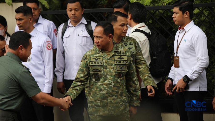 Sejumlah tokoh dan pejabat melayat ke rumah duka Wakil Presiden ke-6 Republik Indonesia Try Sutrisno tiba di rumah duka di kawasan Menteng, Jakarta Pusat, Senin (2/3/2026). (CNBC Indonesia/Faisal Rahman)