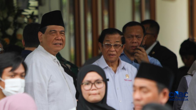 Sejumlah tokoh dan pejabat melayat ke rumah duka Wakil Presiden ke-6 Republik Indonesia Try Sutrisno tiba di rumah duka di kawasan Menteng, Jakarta Pusat, Senin (2/3/2026). (CNBC Indonesia/Faisal Rahman)