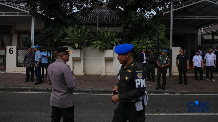 Suasana rumah duka Wakil Presiden ke-6 Republik Indonesia Try Sutrisno di kawasan Menteng, Jakarta Pusat, Senin (2/3/2026). (CNBC Indonesia/Faisal Rahman)