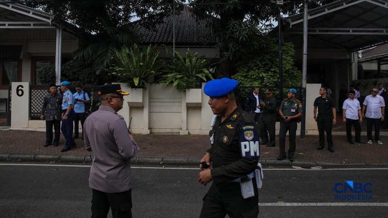 Suasana rumah duka Wakil Presiden ke-6 Republik Indonesia Try Sutrisno di kawasan Menteng, Jakarta Pusat, Senin (2/3/2026). (CNBC Indonesia/Faisal Rahman)
