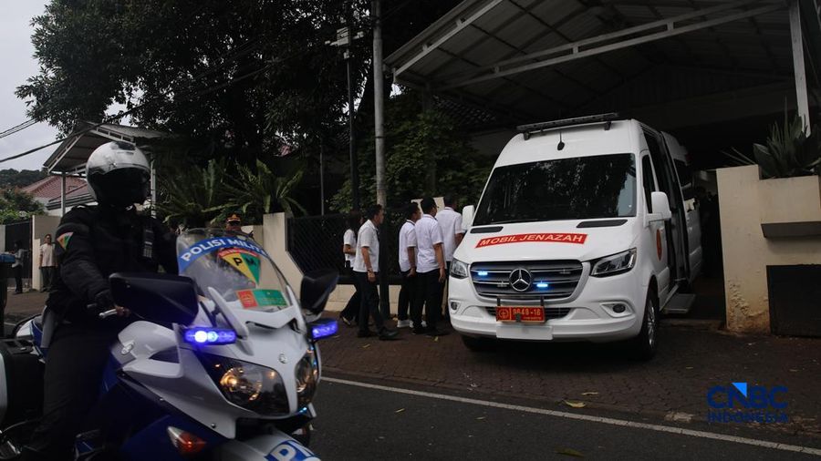 Suasana rumah duka Wakil Presiden ke-6 Republik Indonesia Try Sutrisno di kawasan Menteng, Jakarta Pusat, Senin (2/3/2026). (CNBC Indonesia/Faisal Rahman)