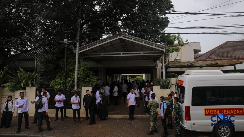 Suasana rumah duka Wakil Presiden ke-6 Republik Indonesia Try Sutrisno di kawasan Menteng, Jakarta Pusat, Senin (2/3/2026). (CNBC Indonesia/Faisal Rahman)