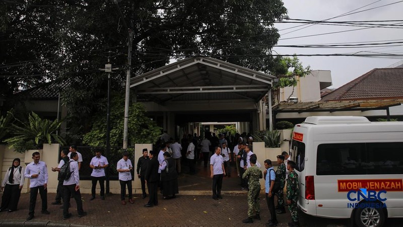 Suasana rumah duka Wakil Presiden ke-6 Republik Indonesia Try Sutrisno di kawasan Menteng, Jakarta Pusat, Senin (2/3/2026). (CNBC Indonesia/Faisal Rahman)