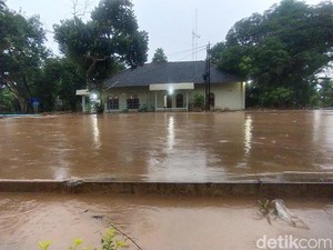 Air Sungai Tanjung Nganjuk Meluap Rendam Puluhan Rumah Warga