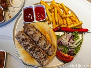 Terasultan: Menikmati Nasi Kebuli hingga Kofta di Pekarangan Masjid Istiqlal