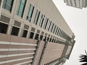 Pembersih Kaca Apartemen Surabaya Tewas Usai Tersangkut Dihantam Badai