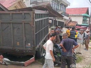 Truk Tabrak Warung hingga 3 Motor di Jambi, Sopir Diduga Ngantuk