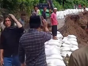 Viral Warga Setop Penanganan Jalan Putus di Lombok Barat