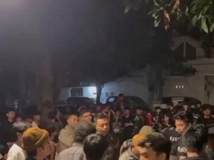 Ratusan Anak Muda Kesal Acara Musik Liar Dibubarkan Satpol PP Mataram