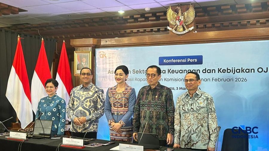 Anggota Dewan Komisioner Otoritas Jasa Keuangan (OJK) Republik Indonesia berfoto bersama jelang Konferensi Pers Hasil Rapat Dewan Komisioner Bulanan untuk menyampaikan kebijakan strategis OJK serta perkembangan terkini di sektor jasa keuangan di Jakarta, Selasa (3/3/2026). (CNBC Indonesia/Zefanya Aprilia)