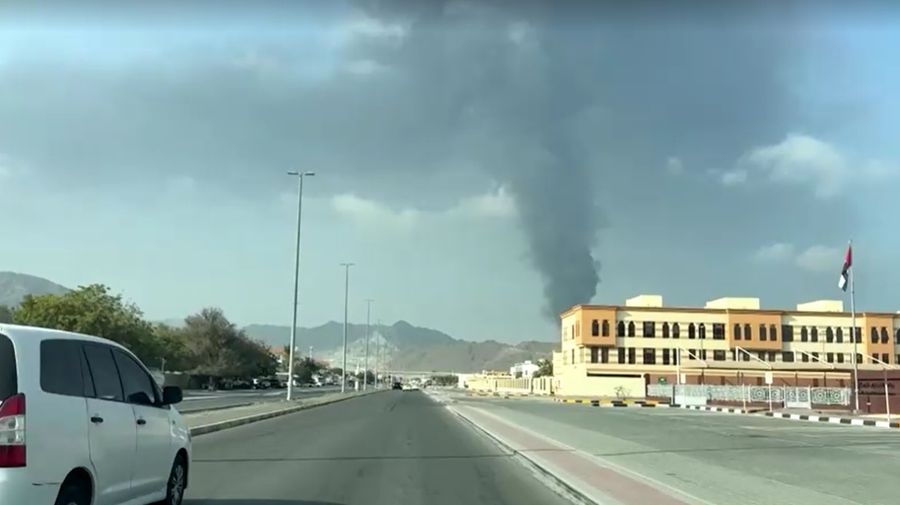 Asap mengepul dari kawasan industri minyak di Fujairah, Uni Emirat Arab. (Reuters)