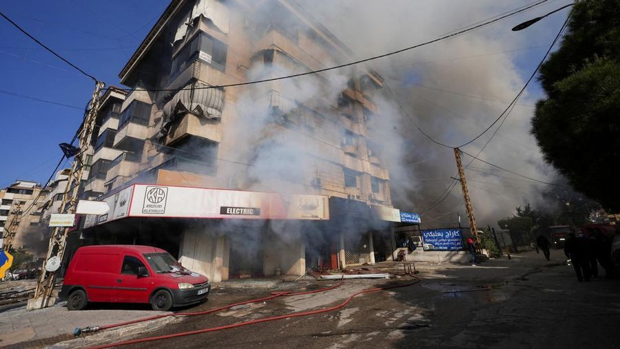 Asap mengepul setelah serangan Israel di pinggiran selatan Beirut, menyusul eskalasi antara Hizbullah dan Israel di tengah konflik AS-Israel dengan Iran, Lebanon, 3 Maret 2026. (REUTERS/Khalil Ashawi)