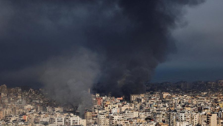 Asap mengepul setelah serangan Israel di pinggiran selatan Beirut, menyusul eskalasi antara Hizbullah dan Israel di tengah konflik AS-Israel dengan Iran, Lebanon, 3 Maret 2026. (REUTERS/Khalil Ashawi)
