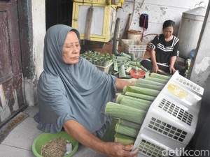 Kampung Lontong Surabaya Kebanjiran Pesanan Saat Cap Go Meh