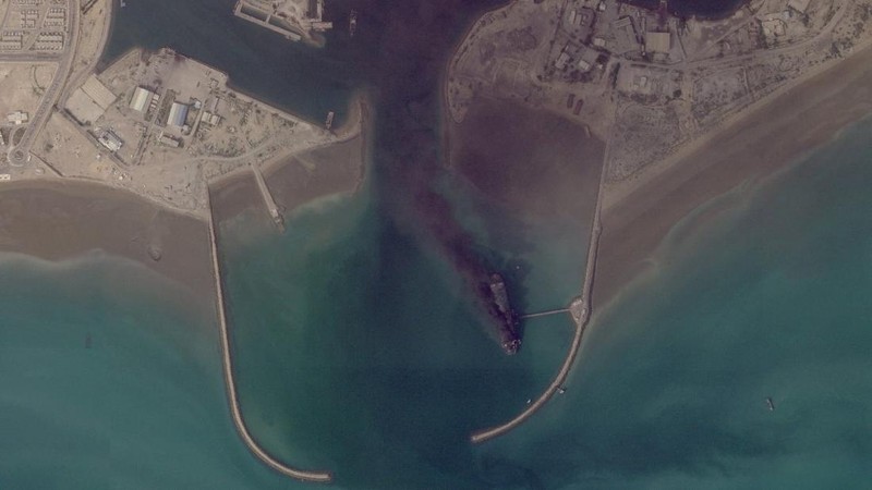 Citra satelit menunjukkan upaya untuk mengendalikan kebakaran di kilang minyak Ras Tanura di Arab Saudi setelah serangan pesawat tak berawak, di tengah konflik AS-Israel dengan Iran, di Ras Tanura, Arab Saudi, 2 Maret 2026. Vantor/Handout via REUTERS.