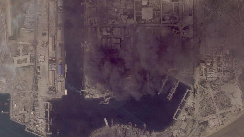 Citra satelit menunjukkan upaya untuk mengendalikan kebakaran di kilang minyak Ras Tanura di Arab Saudi setelah serangan pesawat tak berawak, di tengah konflik AS-Israel dengan Iran, di Ras Tanura, Arab Saudi, 2 Maret 2026. Vantor/Handout via REUTERS.