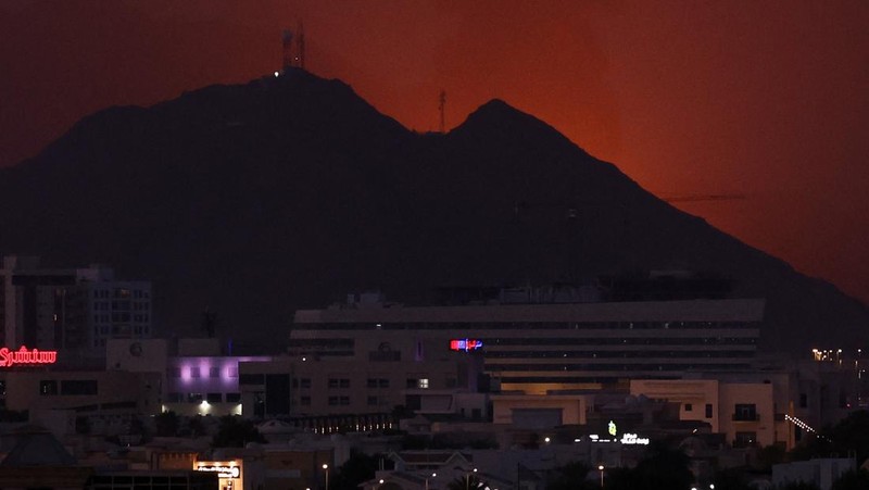 Smoke rises in the Fujairah oil industry zone following a fire caused by debris after interception of a drone by air defenses, according to the Fujairah media office, amid the U.S.-Israel conflict with Iran, in Fujairah, United Arab Emirates, March 3, 2026. REUTERS/Amr Alfiky