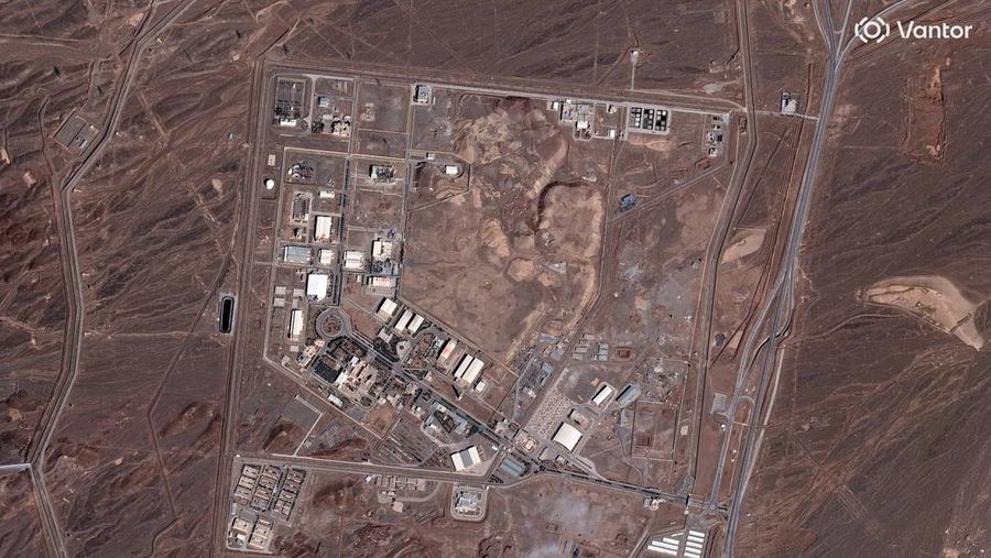 Citra satelit menunjukkan upaya untuk mengendalikan kebakaran di kilang minyak Ras Tanura di Arab Saudi setelah serangan pesawat tak berawak, di tengah konflik AS-Israel dengan Iran, di Ras Tanura, Arab Saudi, 2 Maret 2026. Vantor/Handout via REUTERS.