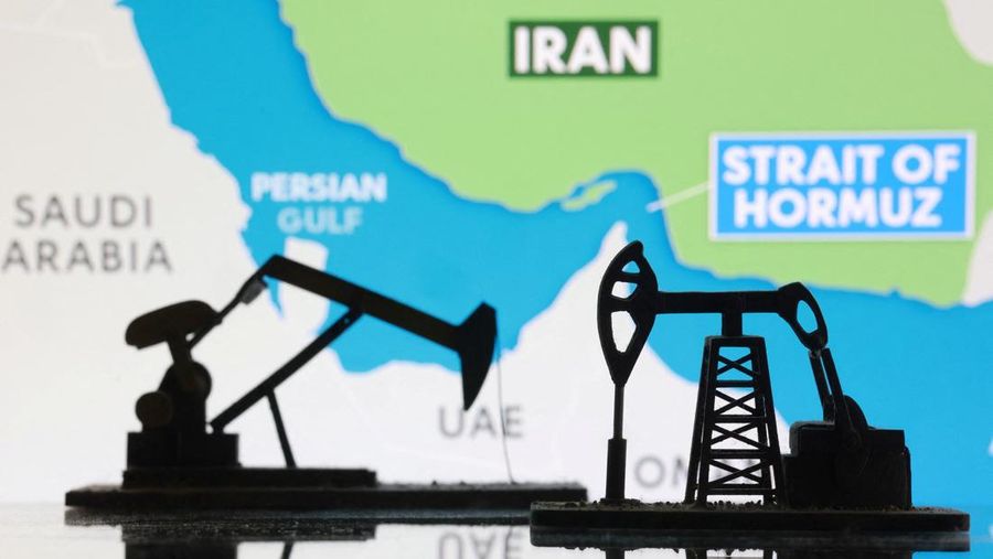 Ilustrasi kilang minyak, dan peta yang menunjukkan Selat Hormuz dan Iran tampak dalam ilustrasi ini yang diambil pada 2 Maret 2026. REUTERS/Dado Ruvic/Ilustrasi/Foto Arsip