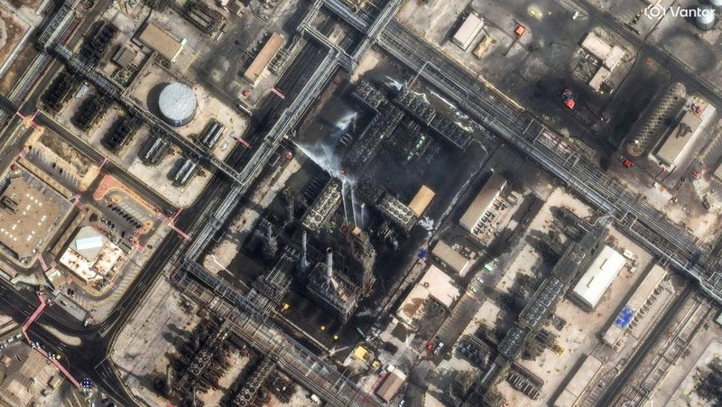 Citra satelit menunjukkan upaya untuk mengendalikan kebakaran di kilang minyak Ras Tanura di Arab Saudi setelah serangan pesawat tak berawak, di tengah konflik AS-Israel dengan Iran, di Ras Tanura, Arab Saudi, 2 Maret 2026. Vantor/Handout via REUTERS.