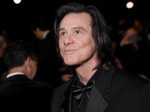 Viral Teori Kloning Jim Carey Setelah Tampil Tak Dikenali