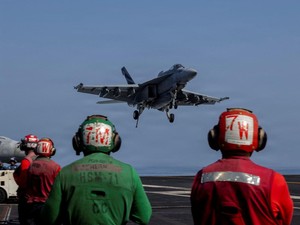 AS Tembak Jatuh 4 Drone di Selat Hormuz, Serang Instalasi Radar Iran