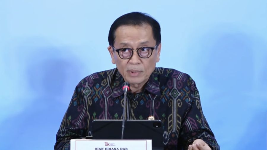 Kepala Eksekutif Pengawas Perbankan Otoritas Jasa Keuangan (OJK), Dian Ediana Rae saat menyampaikan pemaparan dalam Konferensi Pers Hasil Rapat Dewan Komisioner Bulanan untuk menyampaikan kebijakan strategis OJK serta perkembangan terkini di sektor jasa keuangan. (Tangkapan Layar Youtube/Otoritas Jasa Keuangan)
