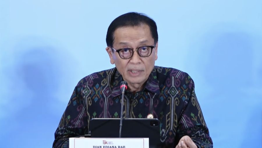 Kepala Eksekutif Pengawas Perbankan Otoritas Jasa Keuangan (OJK), Dian Ediana Rae saat menyampaikan pemaparan dalam Konferensi Pers Hasil Rapat Dewan Komisioner Bulanan untuk menyampaikan kebijakan strategis OJK serta perkembangan terkini di sektor jasa keuangan. (Tangkapan Layar Youtube/Otoritas Jasa Keuangan)