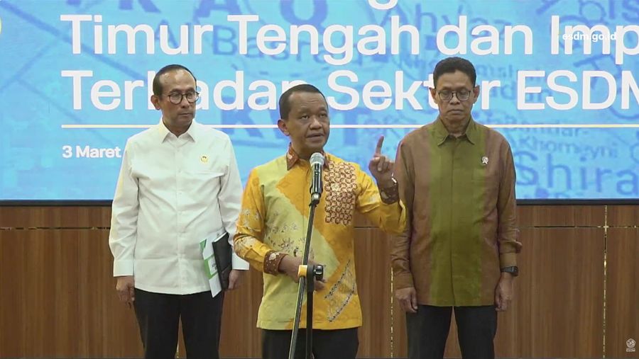 Menteri ESDM, Bahlil Lahadalia saat menyampaikan pemaparan dalam Keterangan Pers Menteri ESDM: Perkembangan Terkini Timur Tengah dan Implikasi Terhadap Sektor ESDM di Jakarta, Selasa (3/3/2026). (Tangkapan Layar Youtube/KementerianESDM)