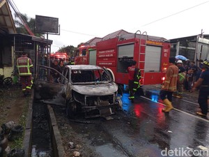 Daihatsu Sigra Berisi 3 Orang Terbakar di Magelang