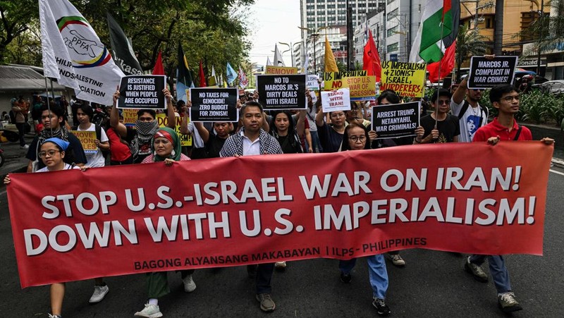 Para pengunjuk rasa membakar bendera AS selama demonstrasi menentang serangan AS-Israel terhadap Iran, di tengah konflik dengan Iran, di dekat Kedutaan Besar AS di Manila, Filipina, 3 Maret 2026. (REUTERS/Noel Celis)