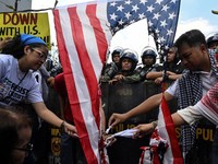 Kedubes AS Digeruduk Tetangga RI, Tuntut Stop Perang-Bakar Bendera